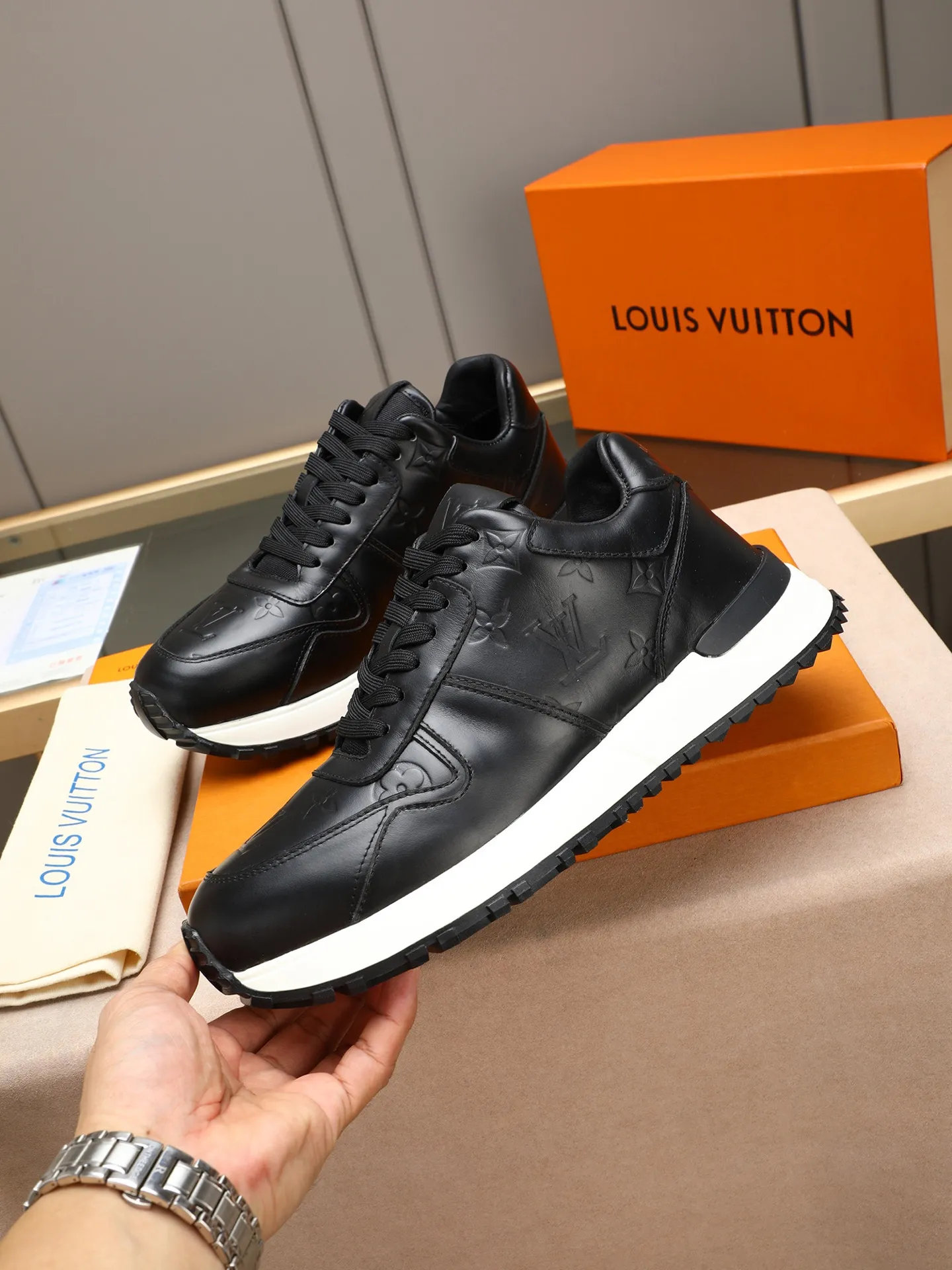 Men's Shoes 💰660 L The Run Away Maxi sneaker debuts in the 2025 collection and continues the iconic design of the Run Away sneaker. The smooth cowhide leather upper features contrasting LV lettering and Vuitton logos, and a lightweight rubber wedge outsole evokes running shoe construction. High level of comfort. Looks good, wears well and matches well. Worth buying! 7 color selection size: 39-44 (45 customized)